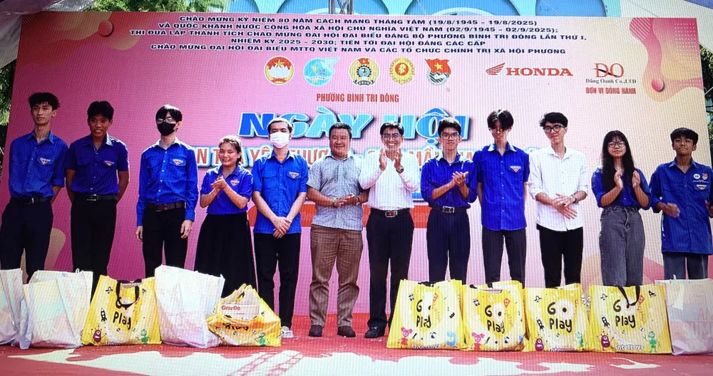 Tặng quà cho thanh niên công nhân khó khăn 7F935865-BFB9-4547-B5D1-086330E236F5.jpeg