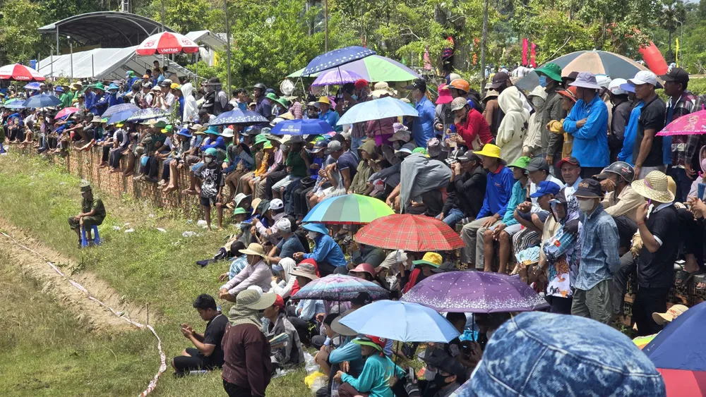 Hàng ngàn người dân địa phương và du khách đã có mặt rất sớm vào sáng 20-9 để xem Hội Đua bò Bảy Núi tranh Cúp Truyền hình An Giang (ATV) lần thứ 30 – năm 2025 3eceaf8656f0dcae85e1.jpg