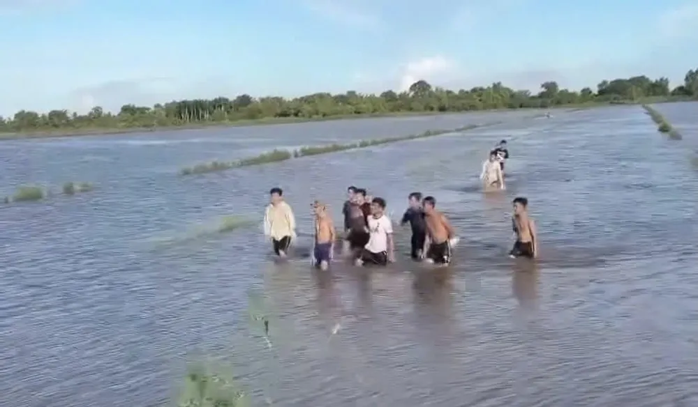 Học viên cai nghiện băng qua một cánh đồng ở xã Mỹ Thuận, tỉnh An Giang để bỏ trốn IMG_9724.jpeg