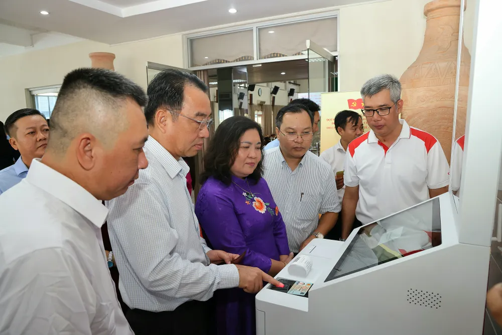 Đại biểu tham dự hội nghị trải nghiệm Hệ thống EZYSERVE AIB phục vụ hành chính công ở xã Châu Hưng (tỉnh Vĩnh Long) 77009346764186358.jpg