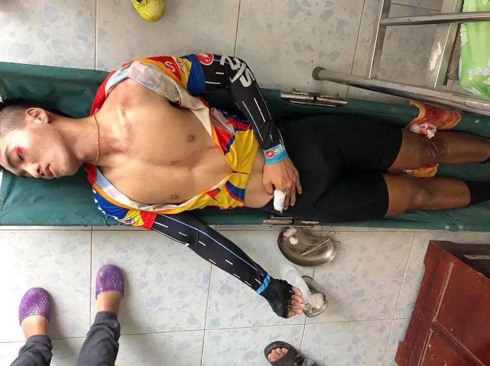 Tay đua Nguyễn Nhật Nam được đưa vào bệnh viện.