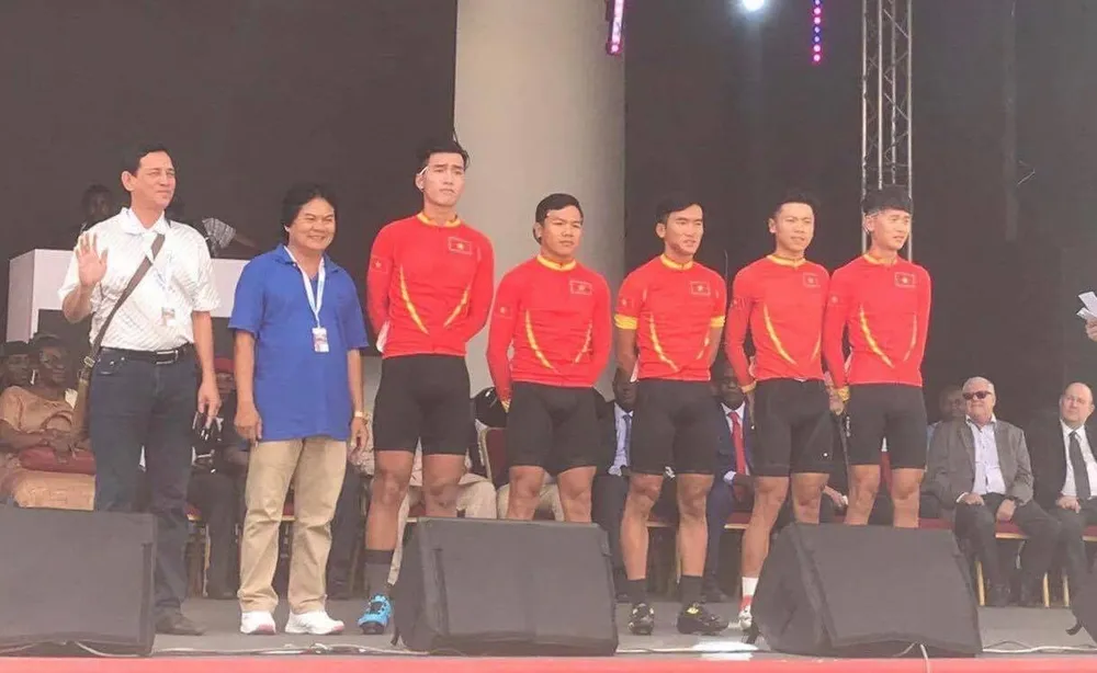 Đội Domesco Đồng Tháp trong buổi gala của giải. 