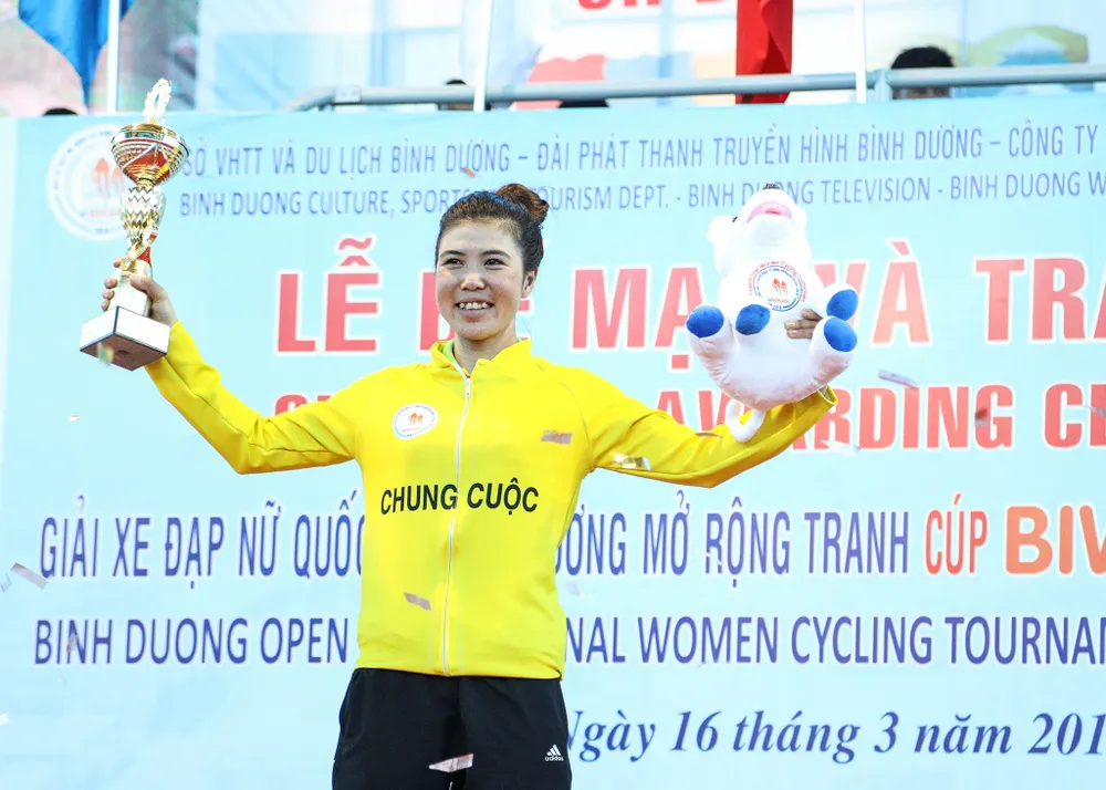 Nguyễn Thị Thi vui mừng trên bục nhận thưởng.