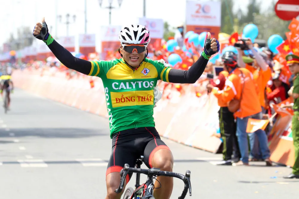Tay đua trẻ Tuấn Kiệt vui mừng khi về đích. Ảnh: HOÀNG HÙNG
