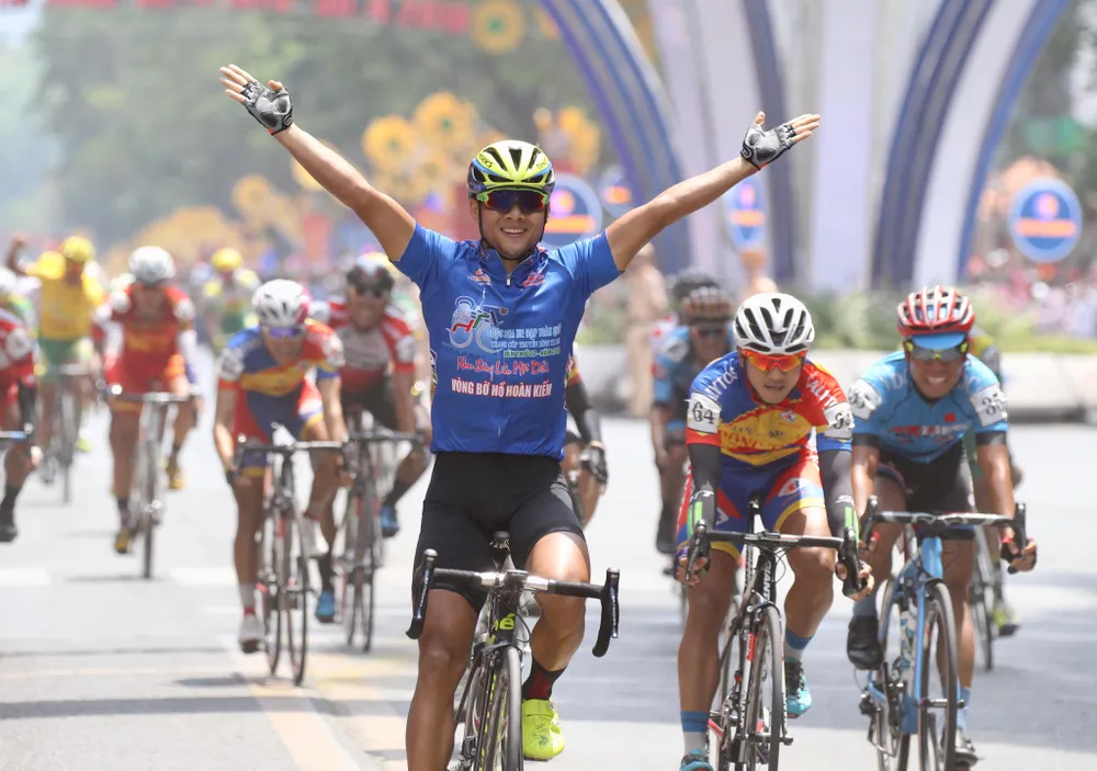 Mặc áo vàng, Nguyễn Thành Tâm đi vào lịch sử Cúp Truyền hình ảnh 1