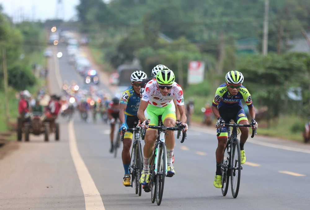 Javer phải lên làm đầu kéo hơn 120 km.