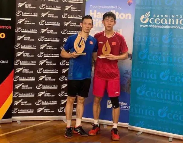 Nguyễn Tiến MInh (trái) với phần thưởng vô địch.