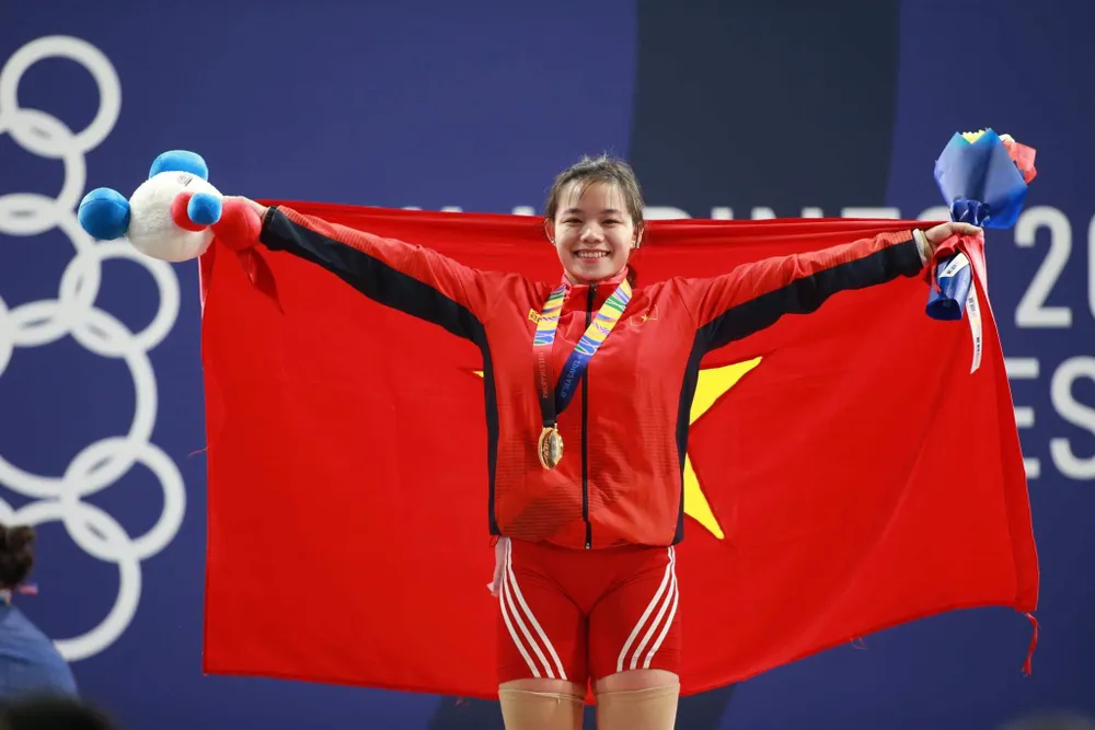 Lực sĩ Phạm Thị Hồng Thanh trong niềm vui chiến thăng. Ảnh: DŨNG PHƯƠNG