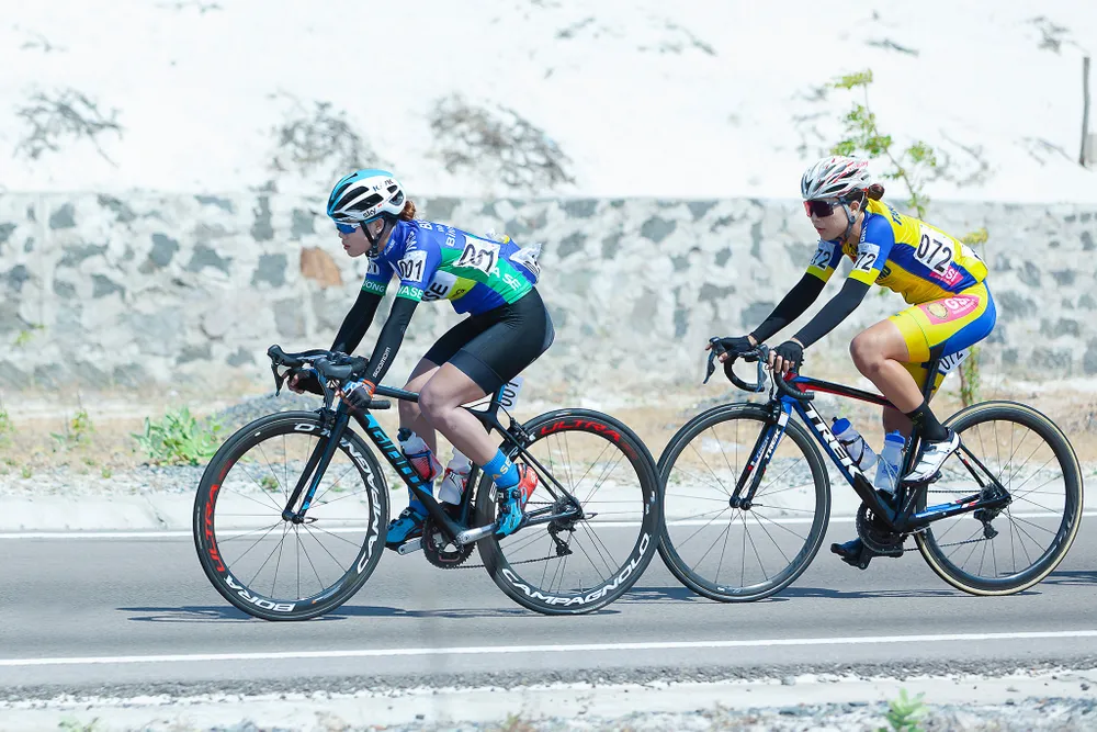 Bùi Thị Quỳnh (trước) đang là mũi tấn công của Biwase Bình Dương. 