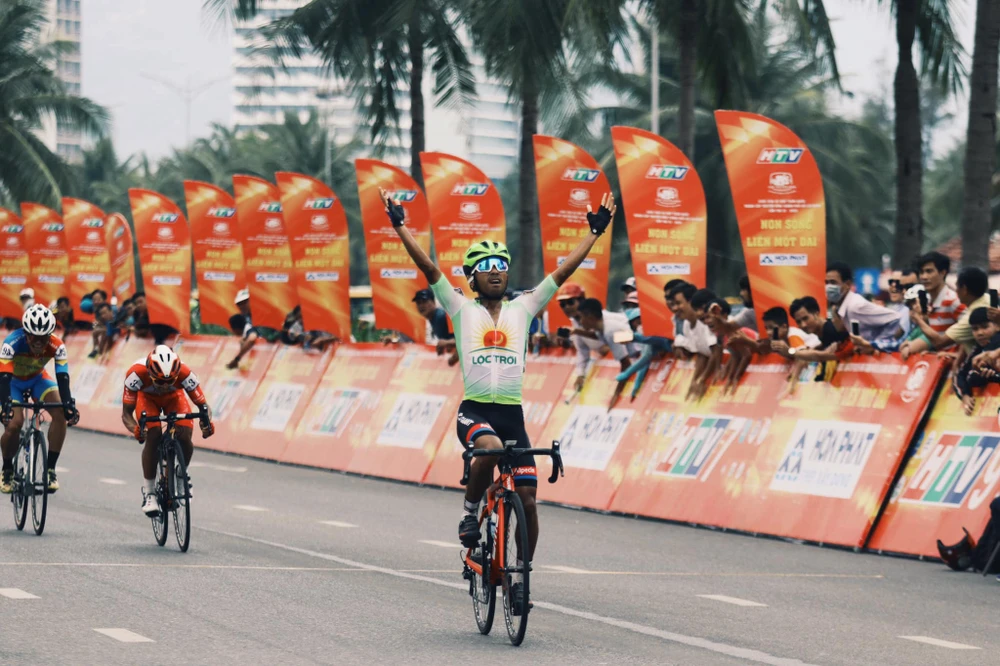 Tay đua Nguyễn Hoàng Giang về nhất chặng. 