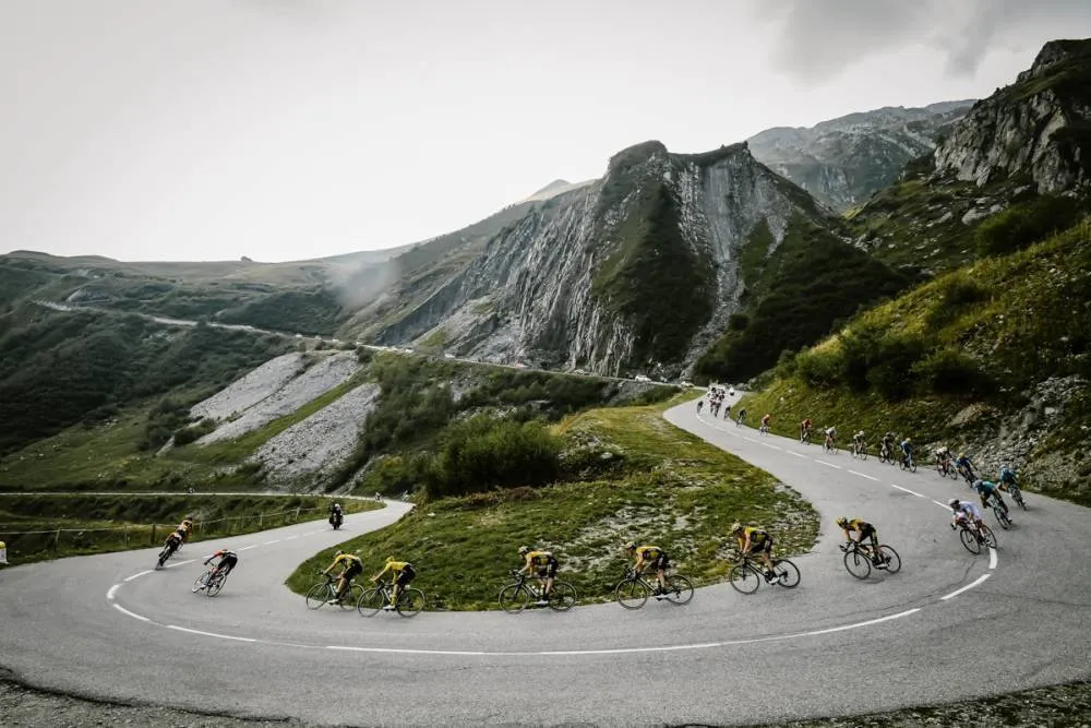 Tour de France 2020: “Superman” Miguel Lopez thắng chặng 17 khi Áo vàng Roglic nới rộng khoảng cách ảnh 1 Tour de France 2020: “Superman” Miguel Lopez thắng chặng 17 khi Áo vàng Roglic nới rộng khoảng cách ảnh 1