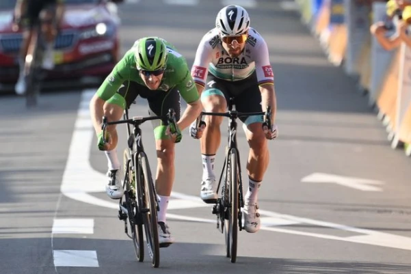 Sam Bennett (trái, Deceuninck-QuickStep) đánh bại Peter Sagan (Bora-Hansgrohe) ở chặng 19