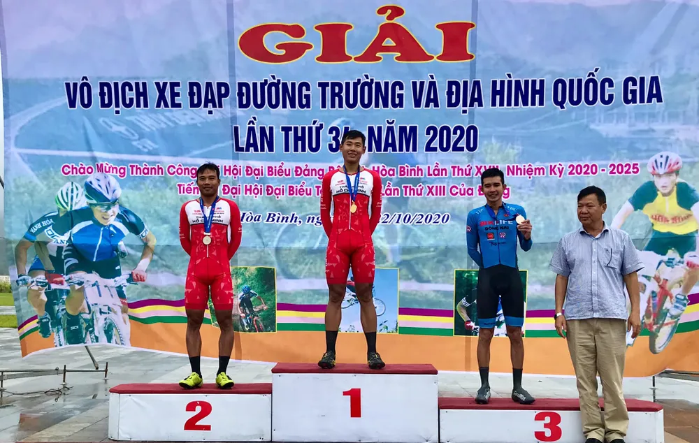 Nguyễn Tuấn Vũ trên bục nhận huy chương. Ảnh: Đinh Thanh Long