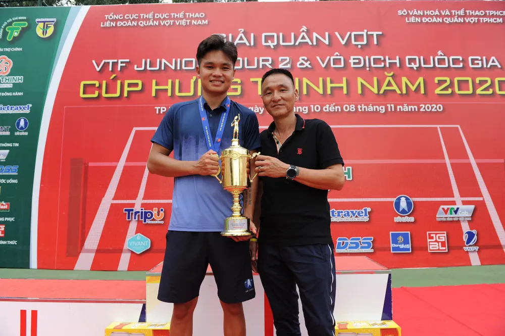 Trịnh Linh Giang cùng với bố với chiếc Cúp vô địch.