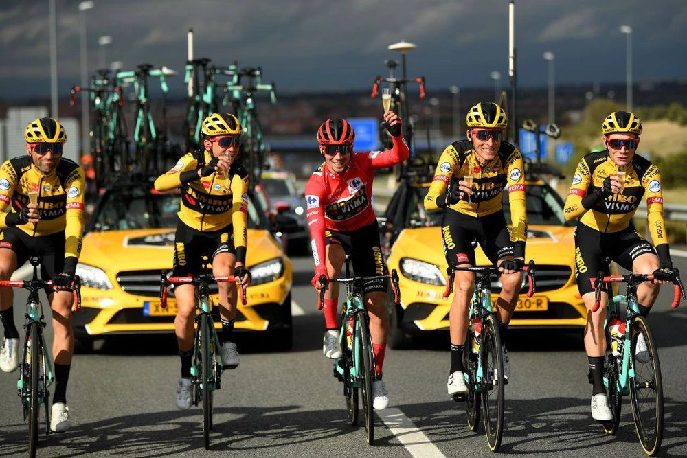 Primoz Roglic (giữa) mừng chiến thắng cùng đồng đội. Ảnh: Getty Images