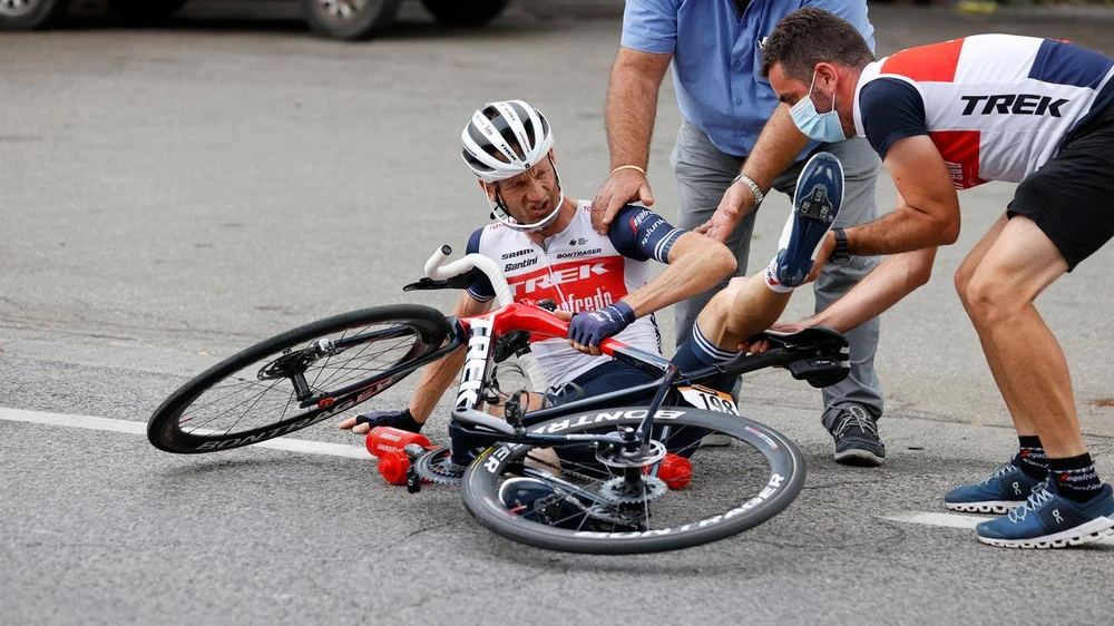 Pieter Weening cán chai nước tại Giro d’Italia 2020 .