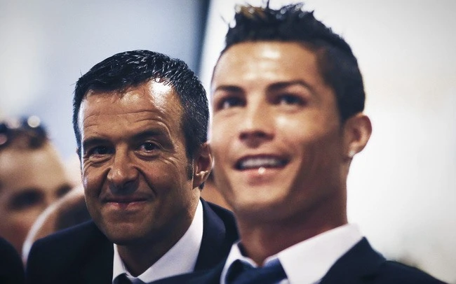 Siêu cò Jorge Mendes (trái) bên cạnh Cristiano Ronaldo.