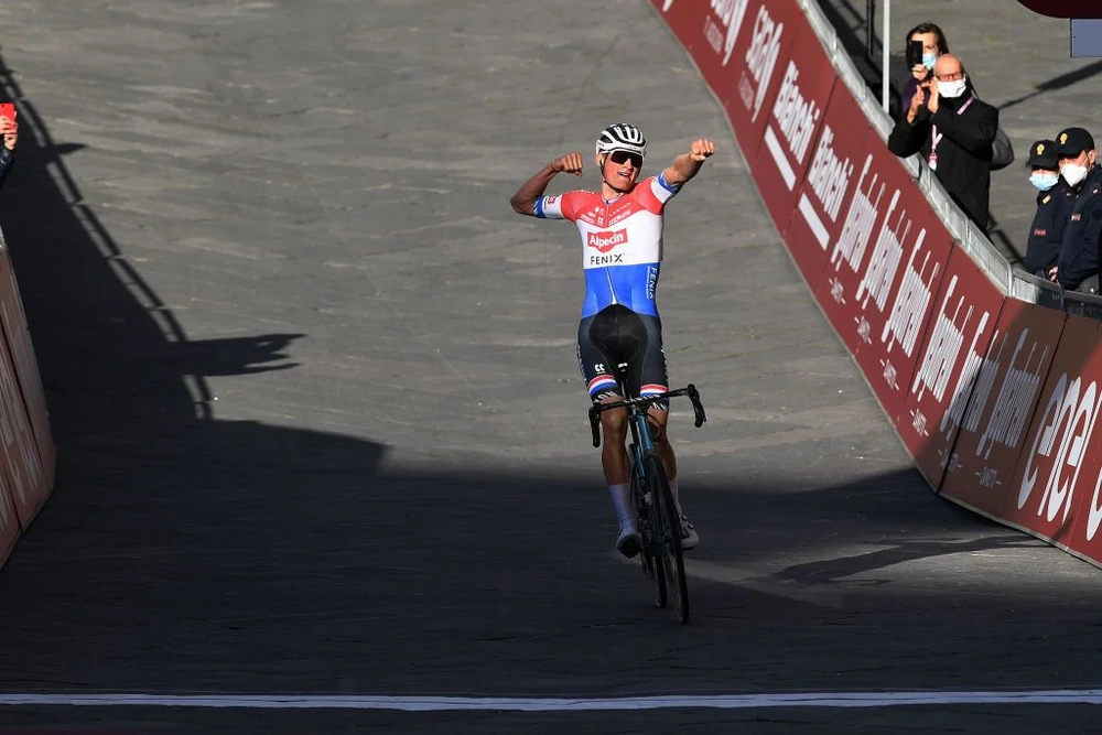 Mathieu van der Poel chiến thắng Strade Bianche 2021. 