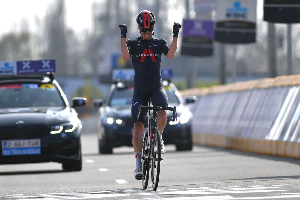 Van Baarle chiến thắng Dwars door Vlaanderen 2021