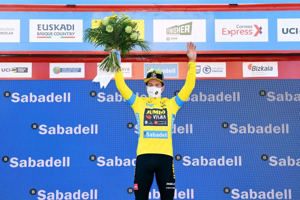 Primoz Roglic giành áo vàng, áo xanh, áo đỏ