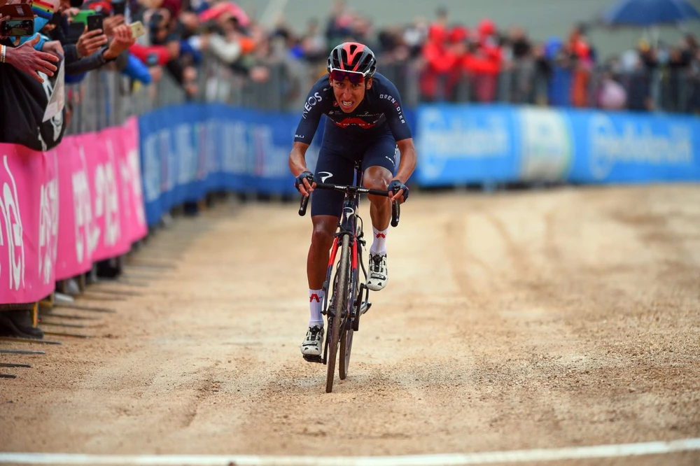 Egan Bernal Gomez solo về đích 