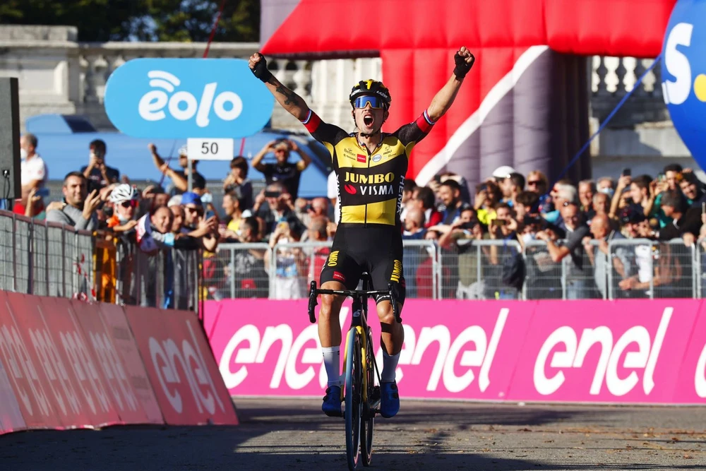 Primoz Roglic ung dung một mình về đích