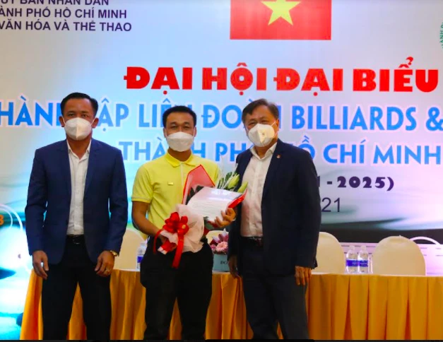 Đại diện Sở Văn hoá và Thể thao TPHCM trao quyết định thành lập Liên đoàn