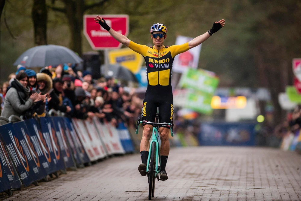 Wout van Aert đã trở thành ngôi sao hàng đầu thế giới trong màu áo Jumbo-Visma