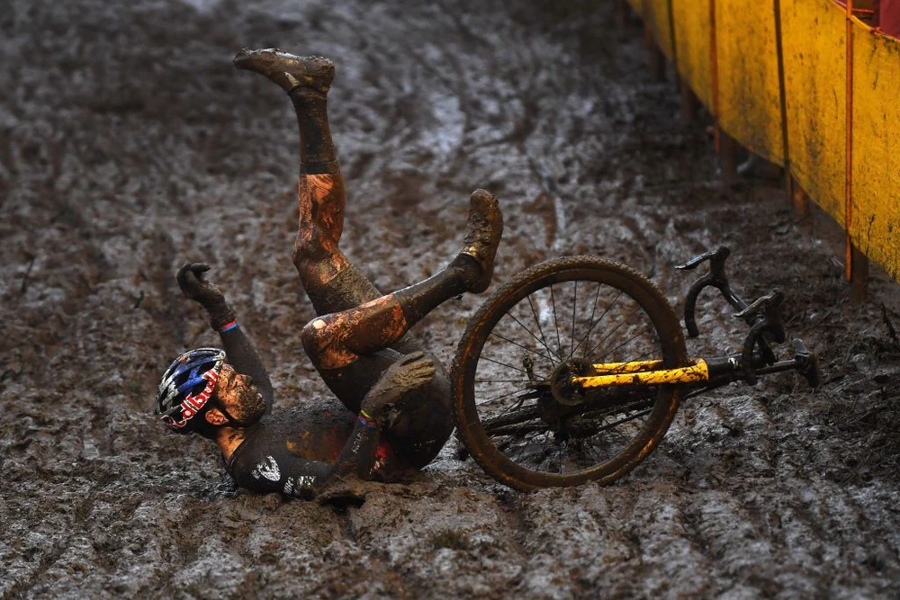 Cú té ngã của Wout Van Aert 