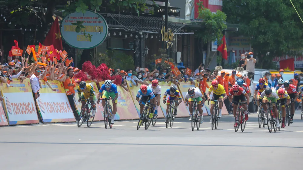 Nguyễn Tấn Hoài xuất sắc về nhất chặng 3 hoán chuyển Áo xanh với đồng đội ảnh 4