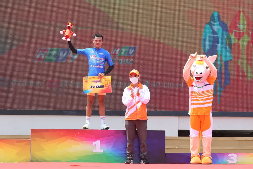 Nguyễn Tấn Hoài xuất sắc về nhất chặng 3 hoán chuyển Áo xanh với đồng đội ảnh 5