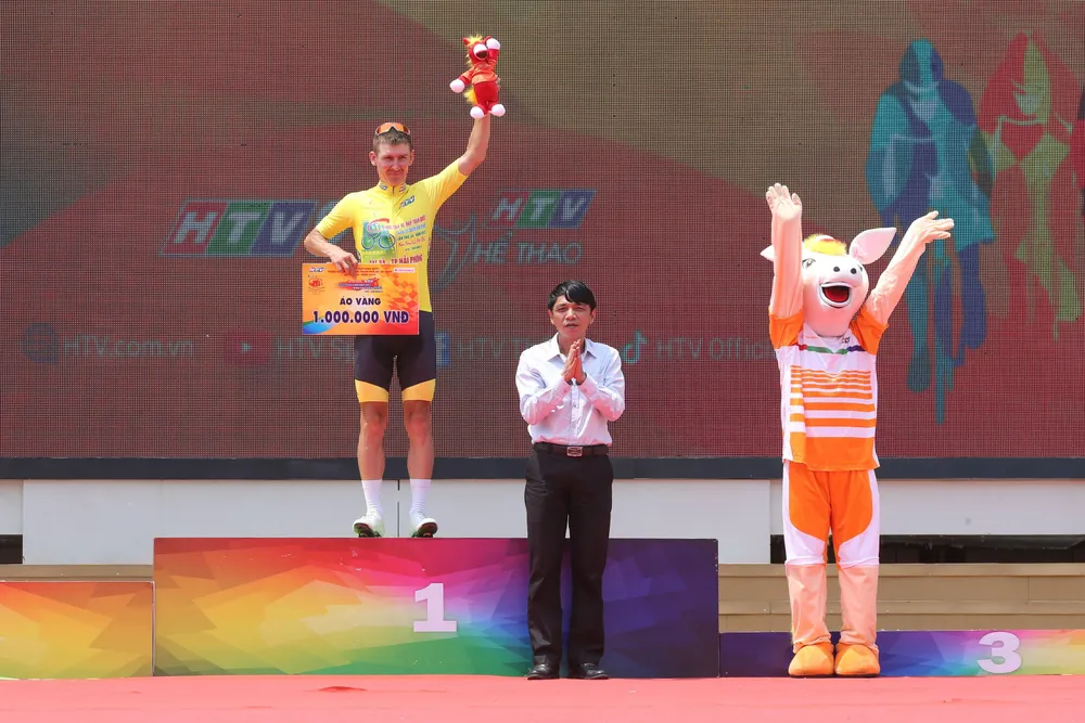 Nguyễn Tấn Hoài xuất sắc về nhất chặng 3 hoán chuyển Áo xanh với đồng đội ảnh 6