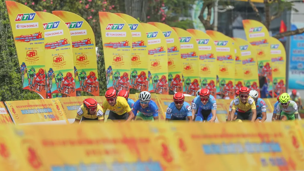 Nguyễn Tấn Hoài xuất sắc về nhất chặng 3 hoán chuyển Áo xanh với đồng đội ảnh 2