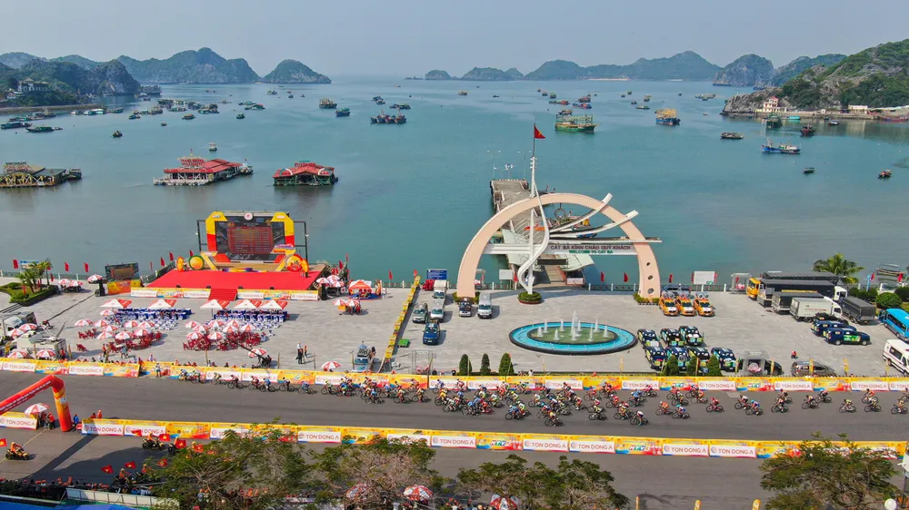 Nguyễn Tấn Hoài xuất sắc về nhất chặng 3 hoán chuyển Áo xanh với đồng đội ảnh 1