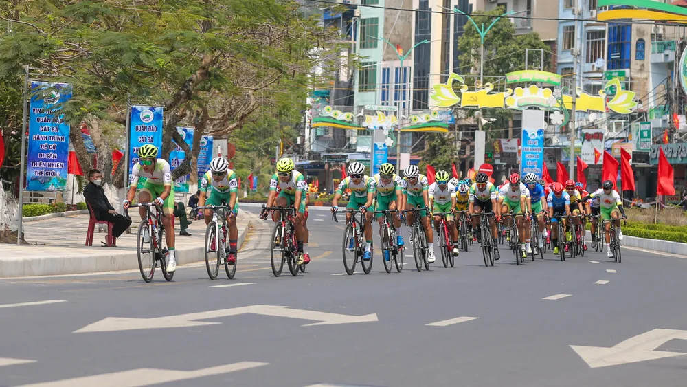 Nguyễn Tấn Hoài xuất sắc về nhất chặng 3 hoán chuyển Áo xanh với đồng đội ảnh 3