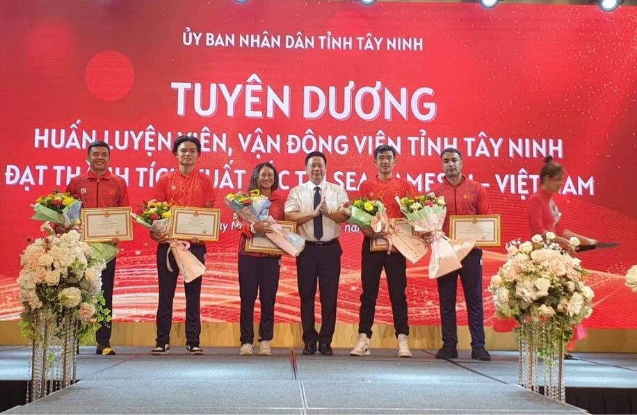 Các VĐV đội tuyển quần vợt nhận bằng khen