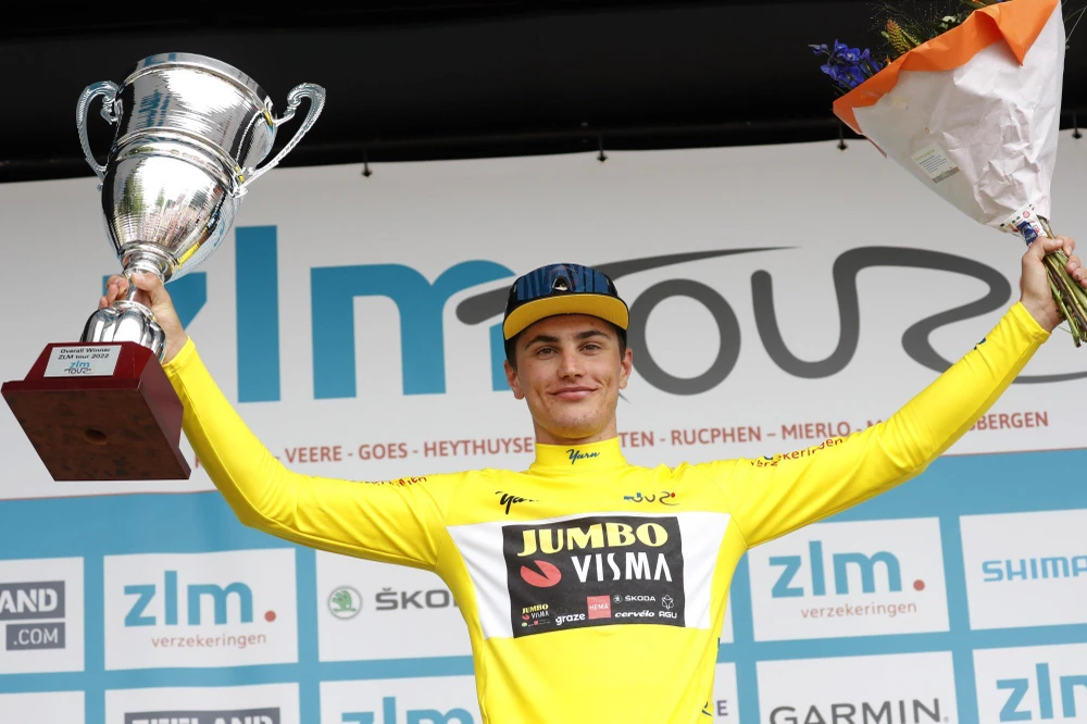 Primoz Roglic với chiếc cúp vô địch