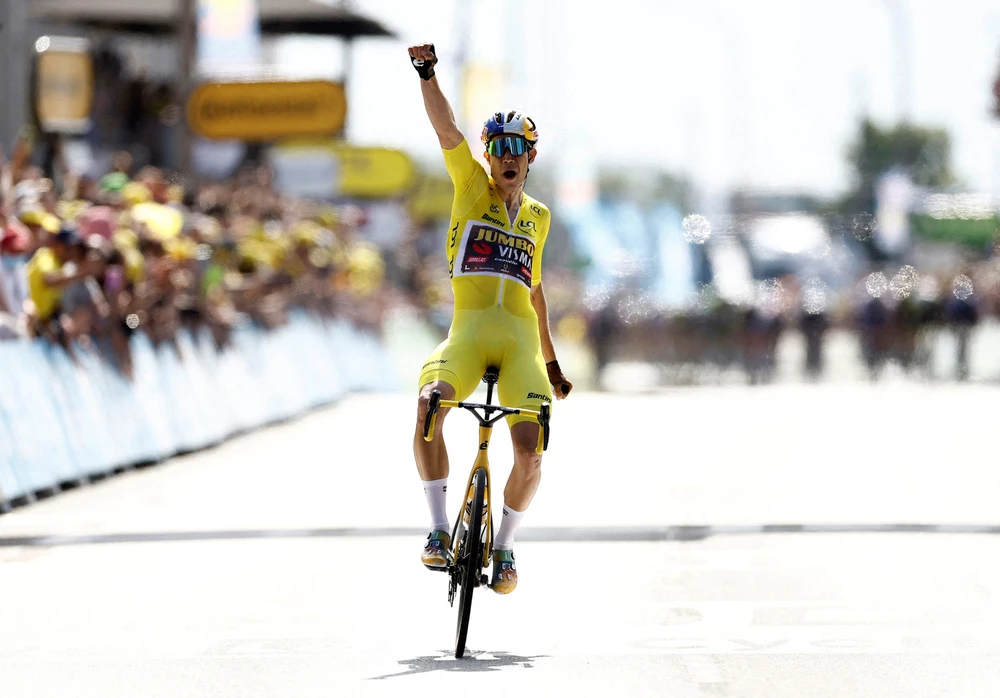 Wout van Aert một mình cán đích đầu tiên