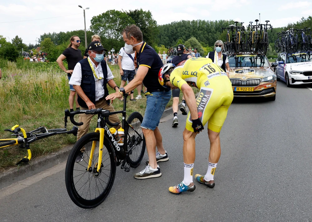 Wout van Aert gặp nạn vì va chạm với đồng đội