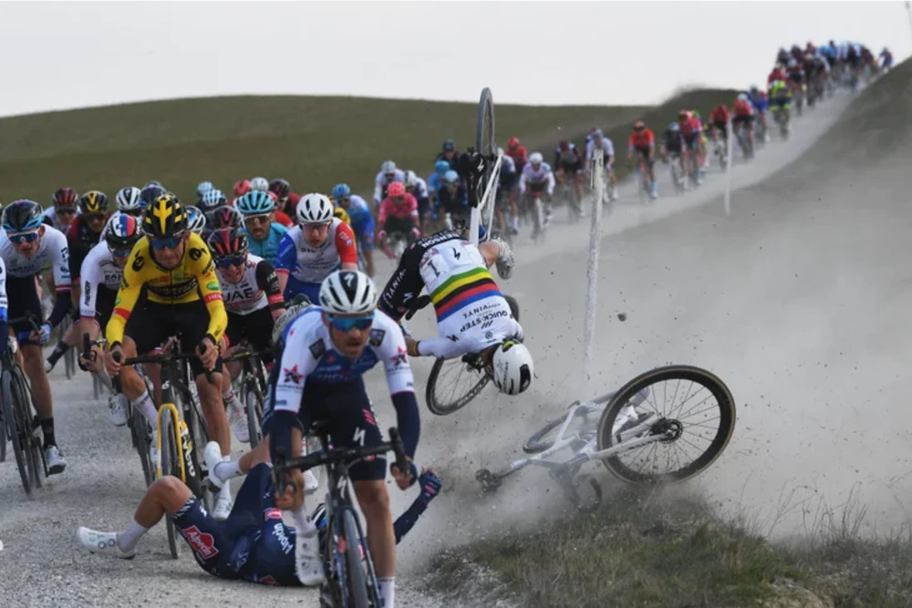 Julian Alaphilippe gặp nạn kinh hoàng tại Strade Bianche