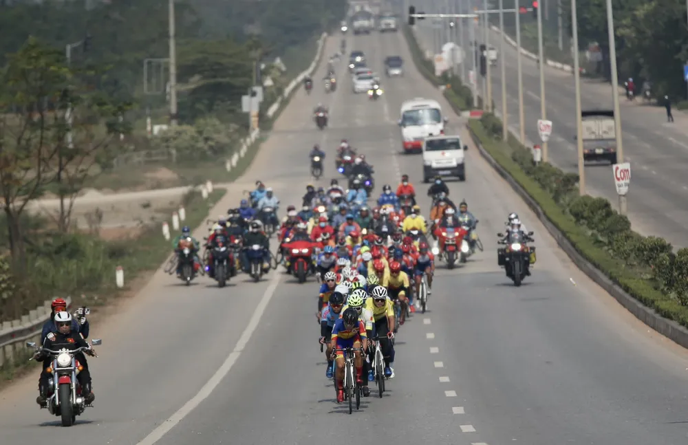 Tay đua Đồng Tháp đang dẫn đoàn đông vào đèo