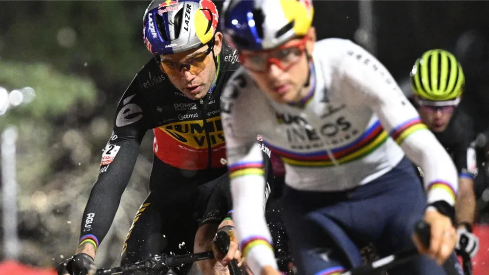 Wout van Aert (trái) đang có phong độ khá ấn tượng ở xe đạp việt dã