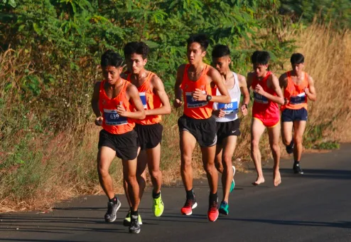 Các VĐV đang cố gắng chinh phục đường đua