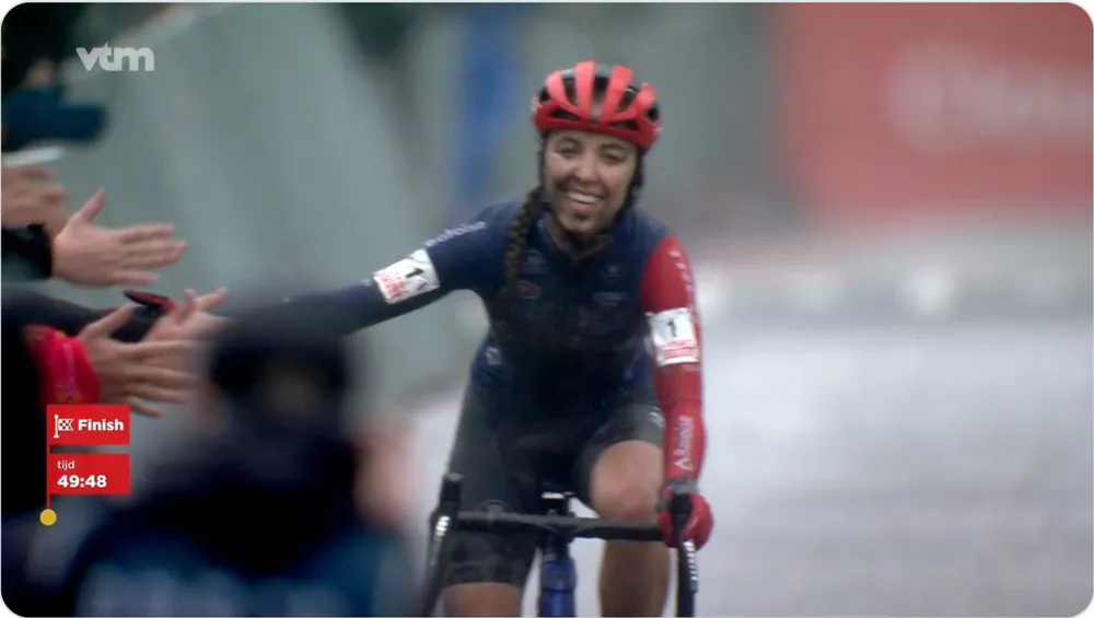 Shirin van Anrooij mừng chiến thắng