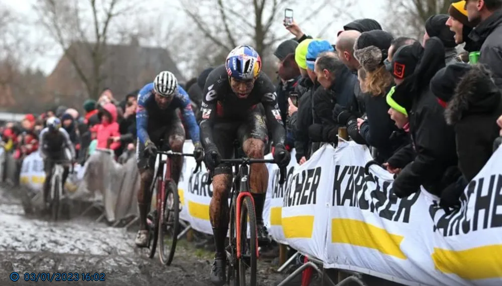Mathieu van der Poel và Wout van Aert như hình với bóng trên đường đua