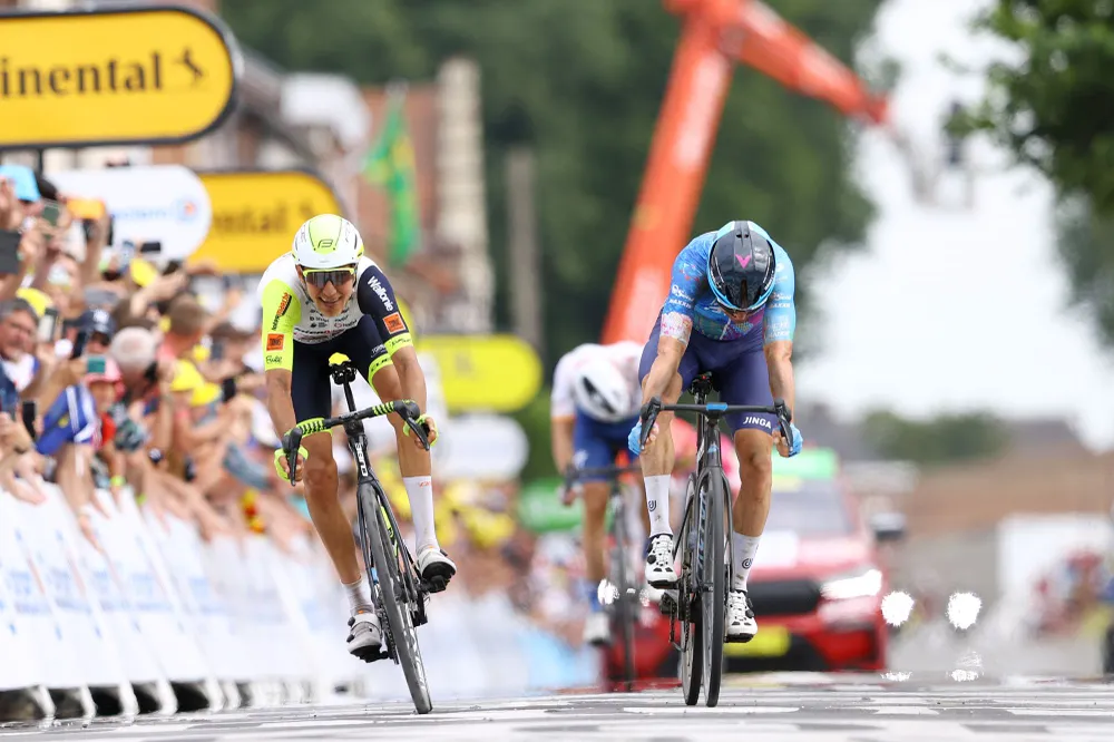 Simon Clarke (phải) rút thắng chặng 5 Tour de France 2022