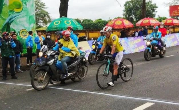 Jang Kyunggu ung dung bước qua vạch đích