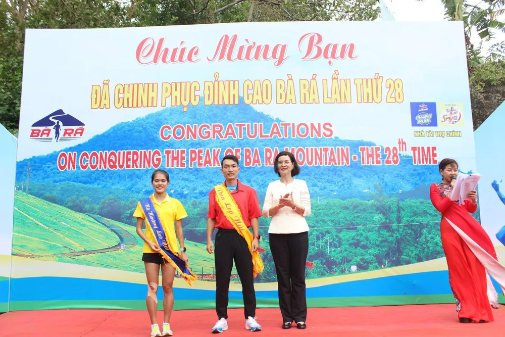 Hoàng Nguyên Thanh trên bục nhận thưởng