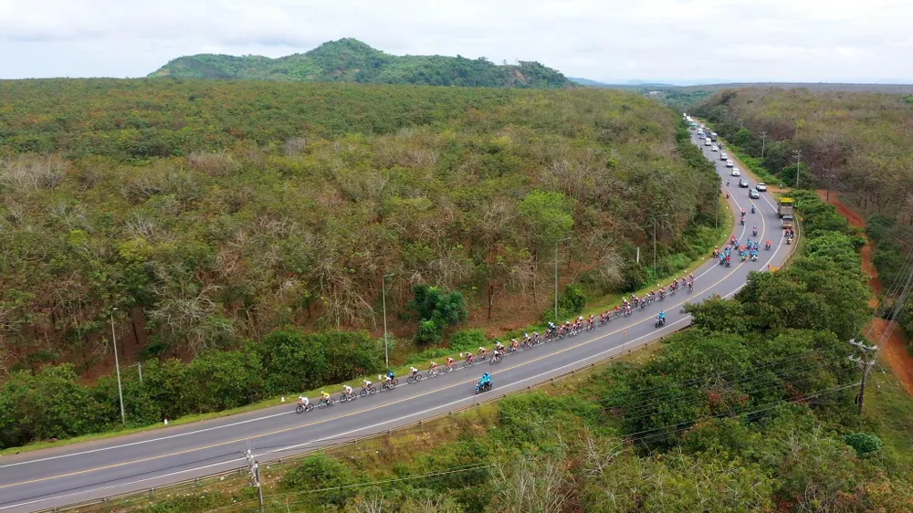 Quang cảnh đường đua với hình ảnh đội Hàn Quốc đang làm đầu máy kéo