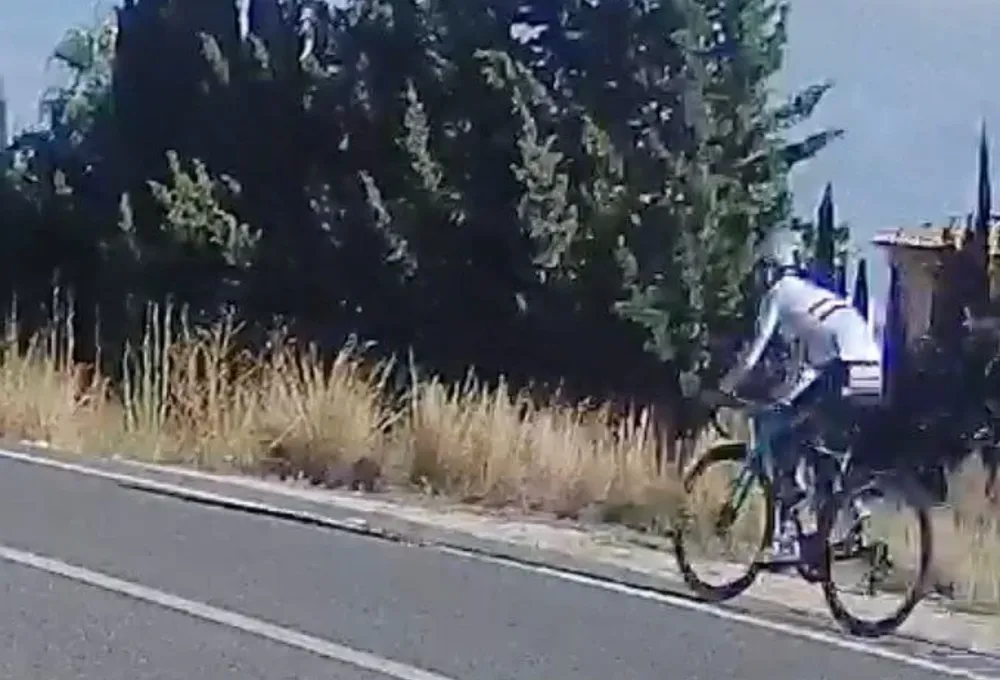 Mark Cavendish từng bị bắt gặp tập luyện trong màu áo Astana Qazaqstan